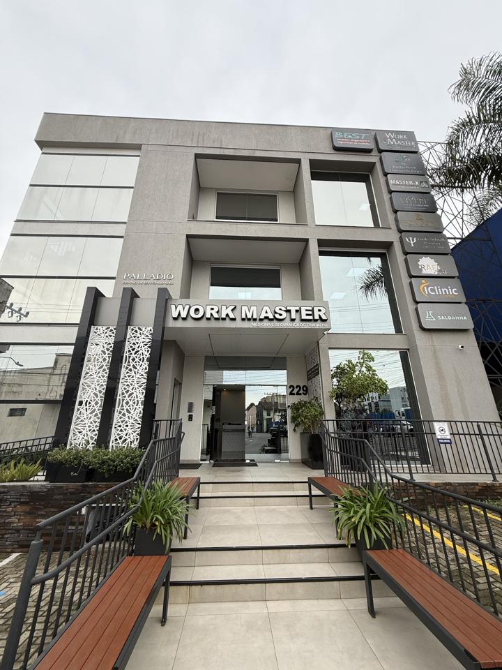 Entrada do Edifício Paládio, com a placa da iClinic Odontologia ao lado das demais salas